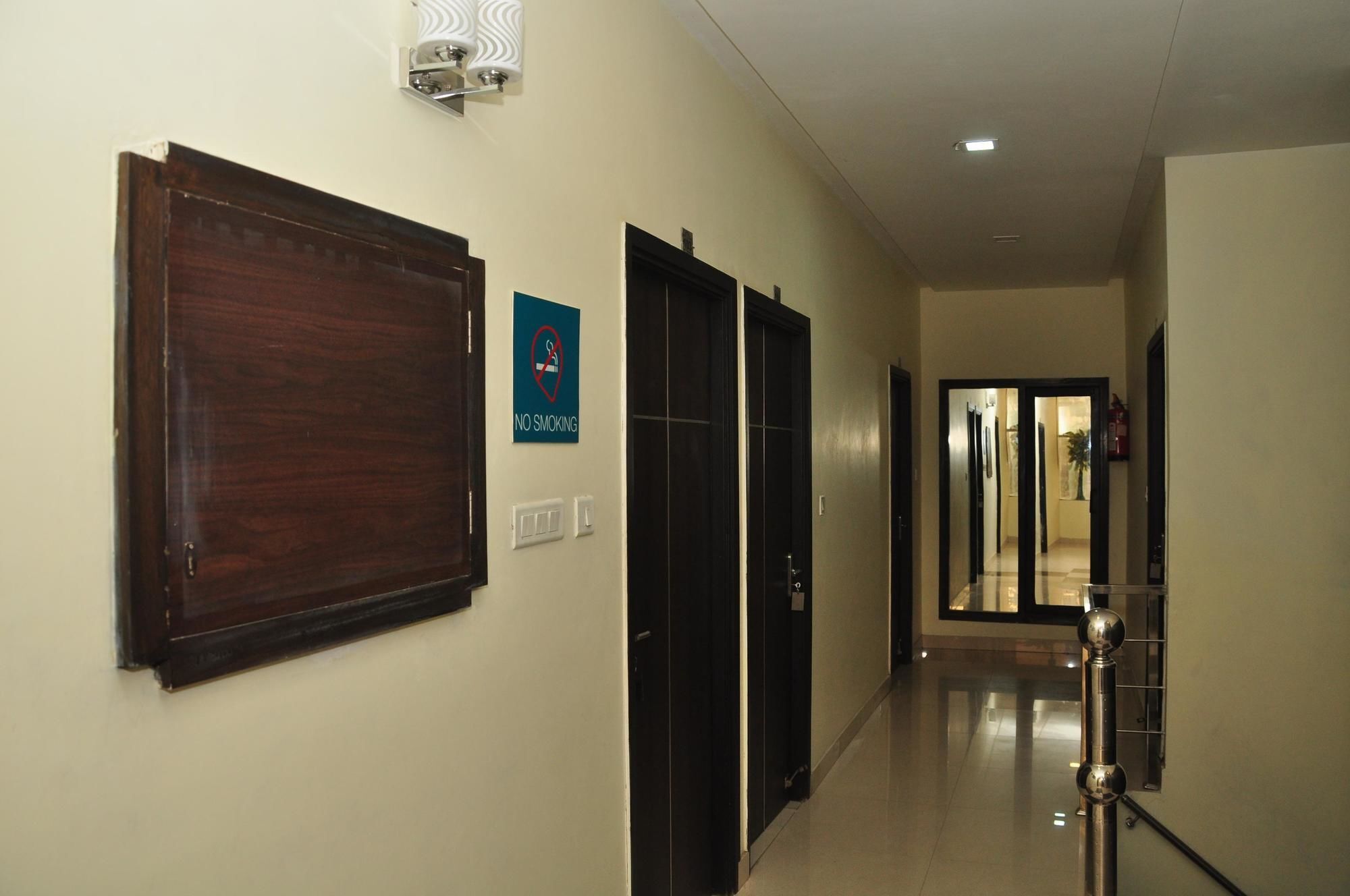 Oyo Rooms City Centre Guru Nanak Bhawan アムリトサル エクステリア 写真